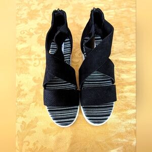 Very G Women's Black Sandals